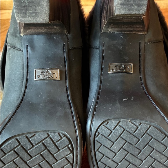 UGG Black Leather Heeled Boots with Charcoal Faux Fur - Picture 4 of 12